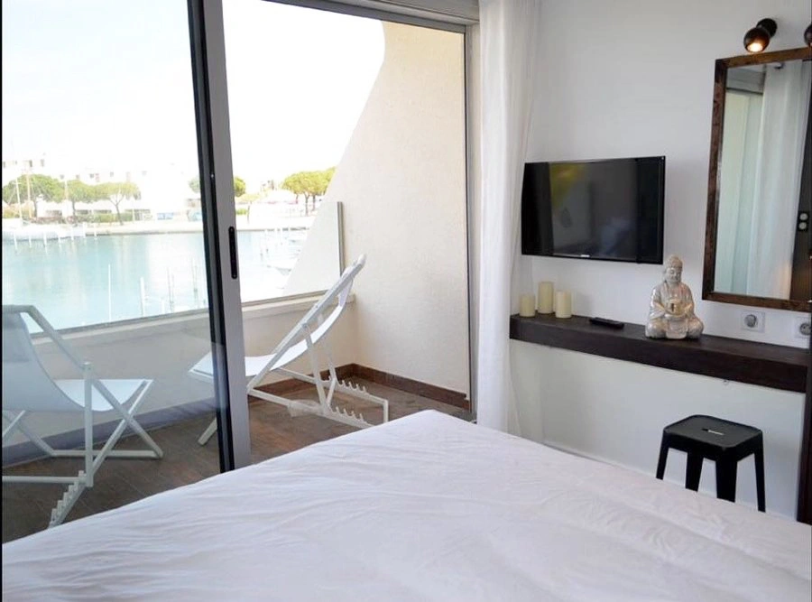 Vue sur extérieur chambre d'un appartement pour la location par un architecte d'intérieur