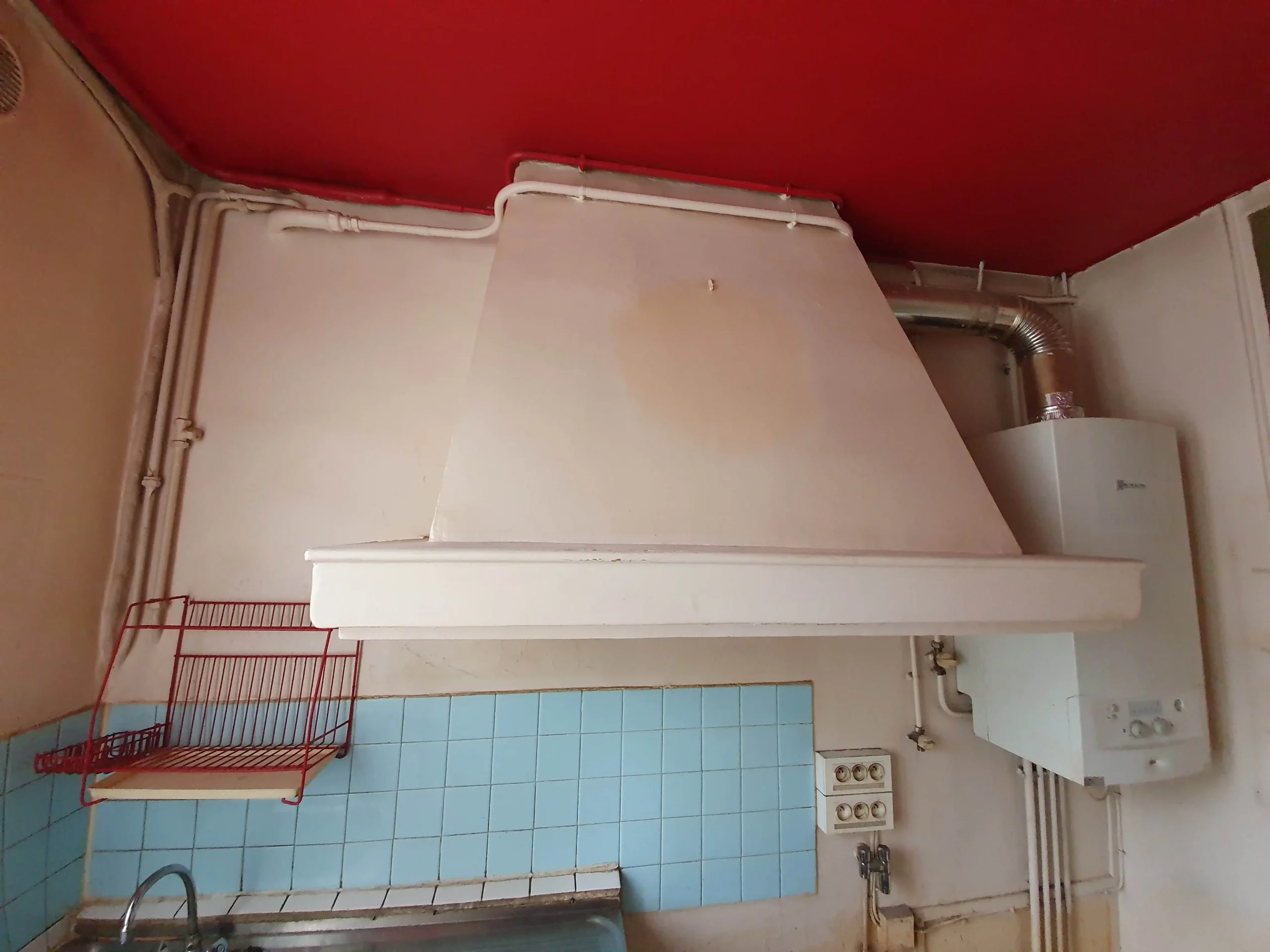 Cuisine vétuste dans un appartement haussmannien avant travaux par un architecte d'intérieur