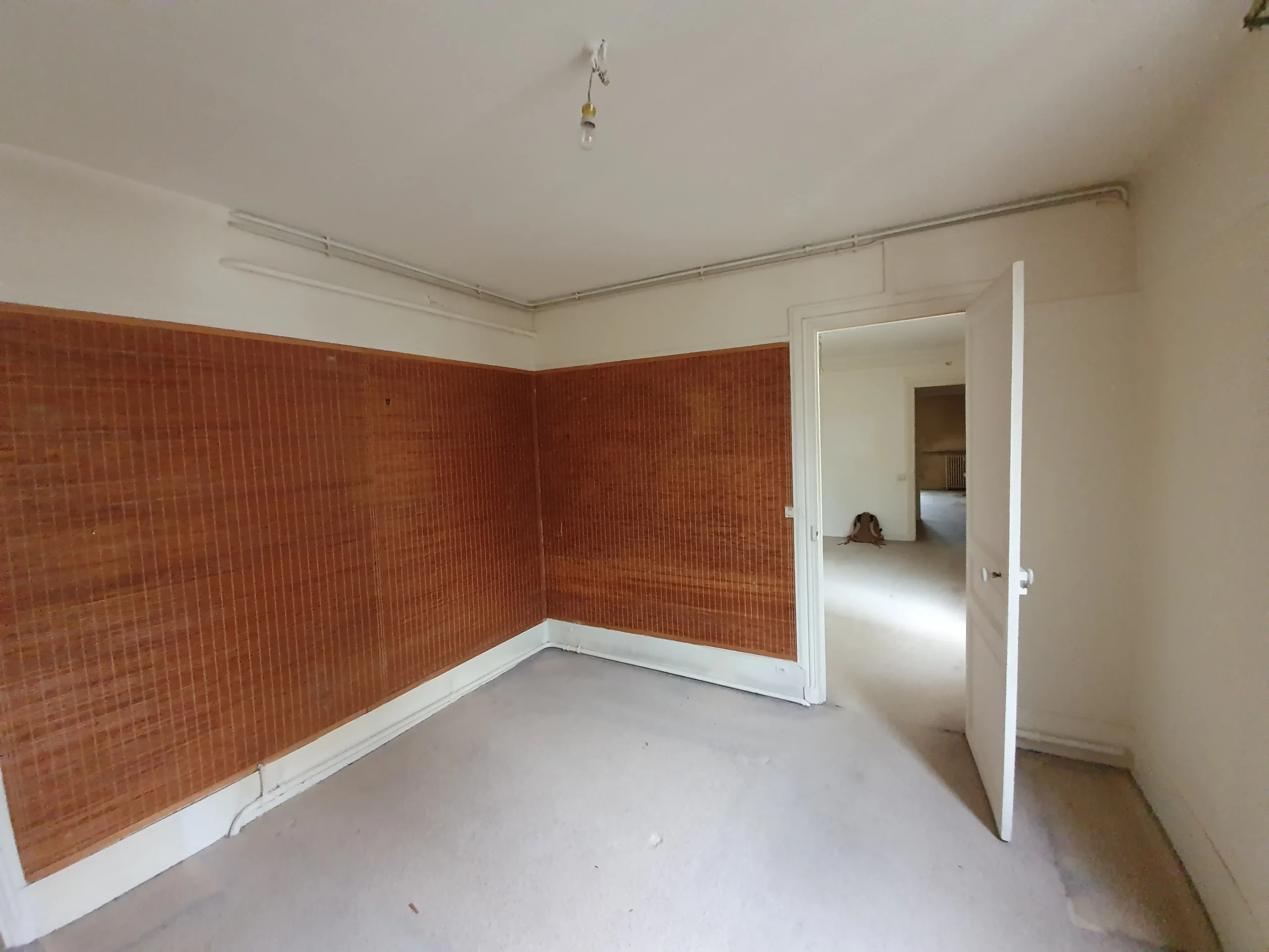 Pièce d'un appartement haussmannien avant travaux par un architecte d'intérieur
