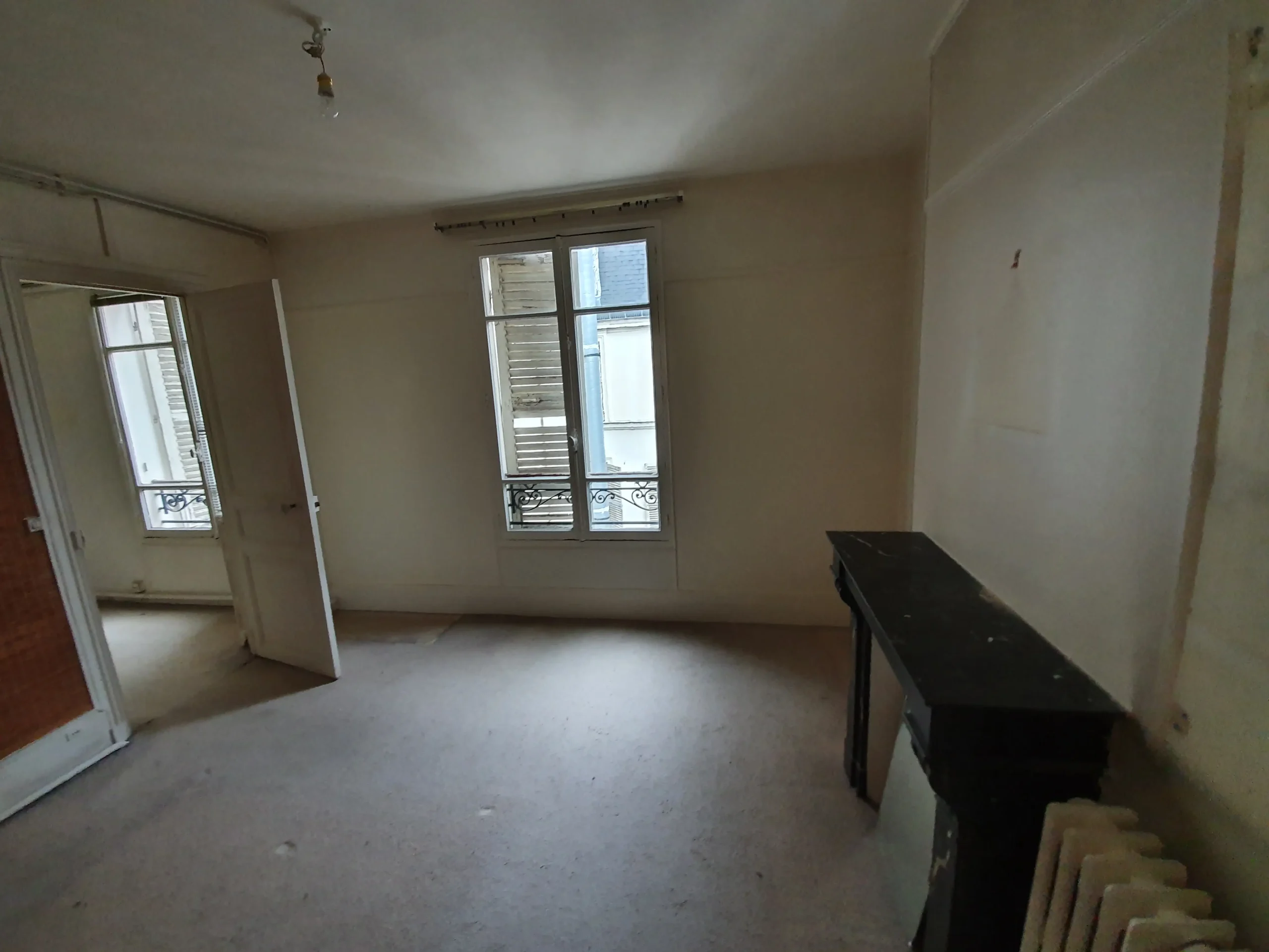 Pièce d'un appartement haussmannien avant travaux par un architecte d'intérieur