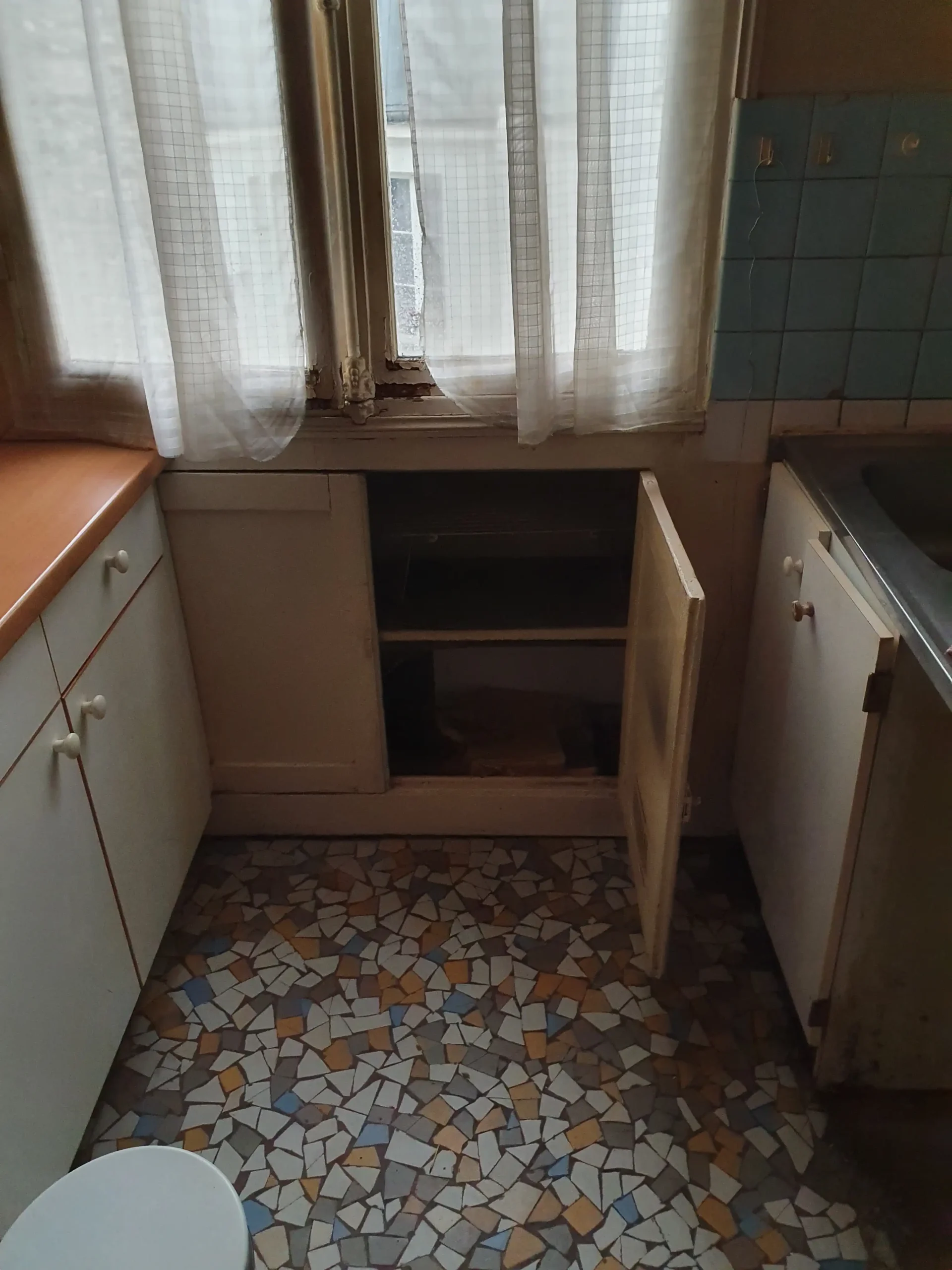 Cuisine ancienne d'un appartement haussmannien avant travaux par un architecte d'intérieur