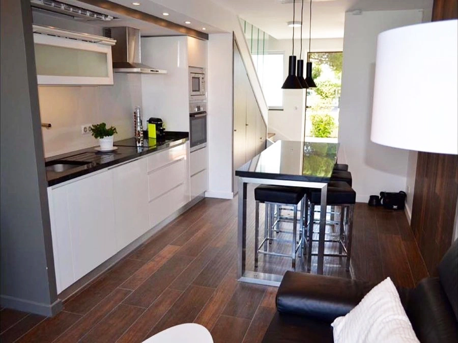 Image d'une cuisine rénové et salle à manger. Optimisation de l'espace. Architecte décoration d'intérieur - Agencement petits espace