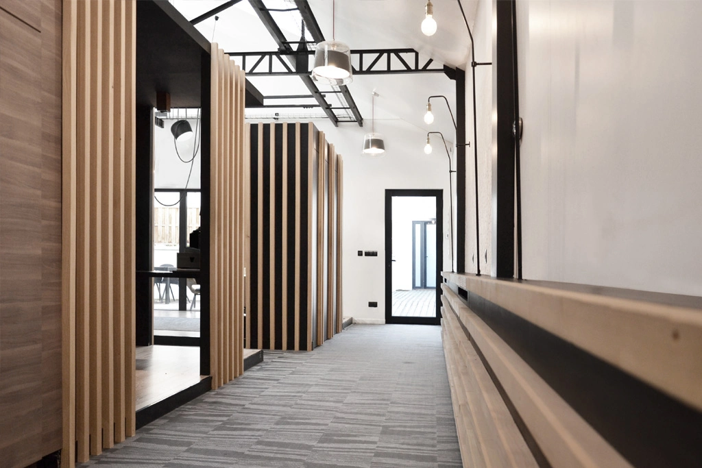Image d'un espace de coworking avec belle lumière et volume, après rénovation par un architecteur décorateur d'intérieur