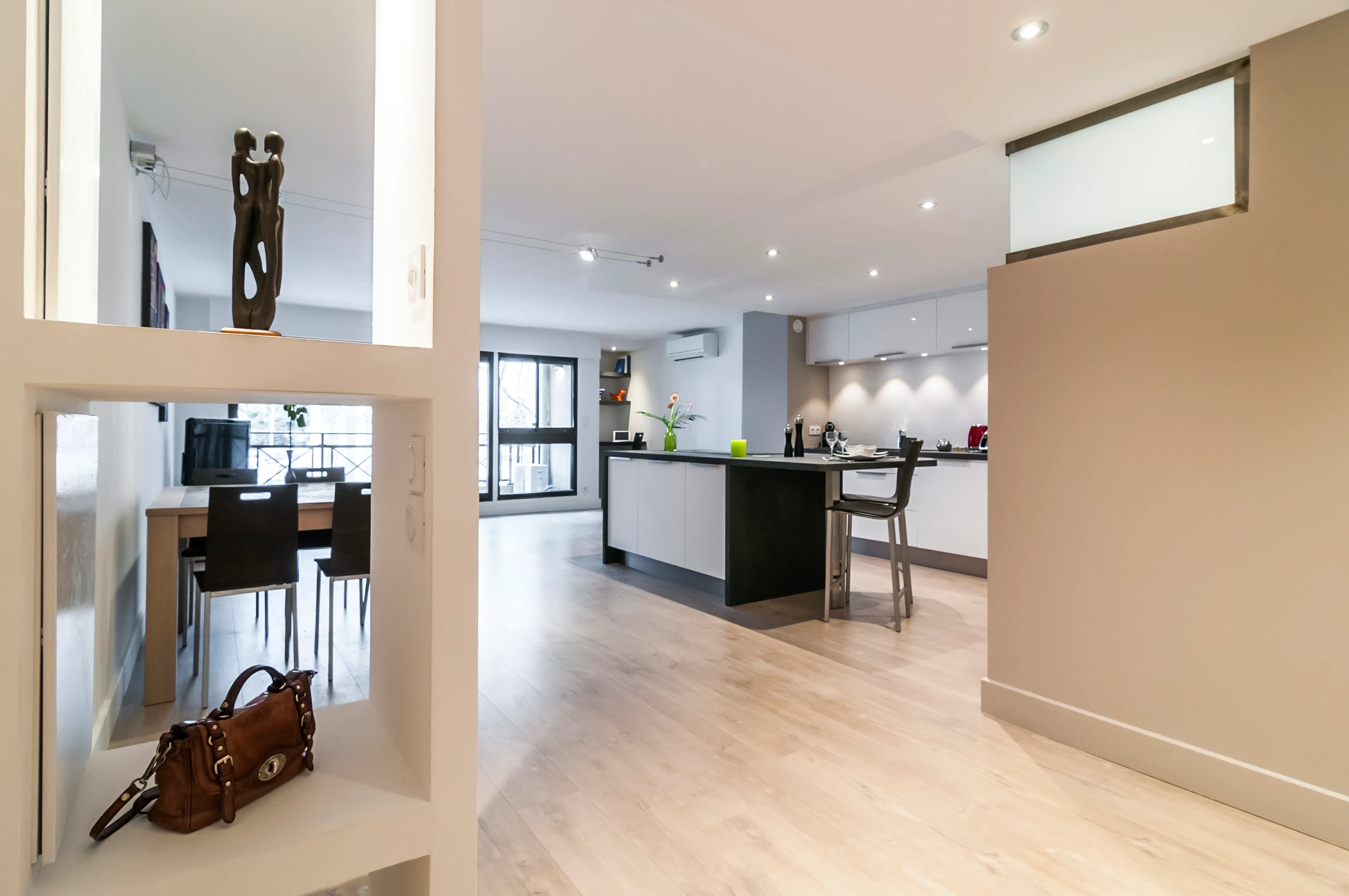 Cuisine ouverte aménagé par un architecte d'intérieur style contemporain - Décoration intérieure