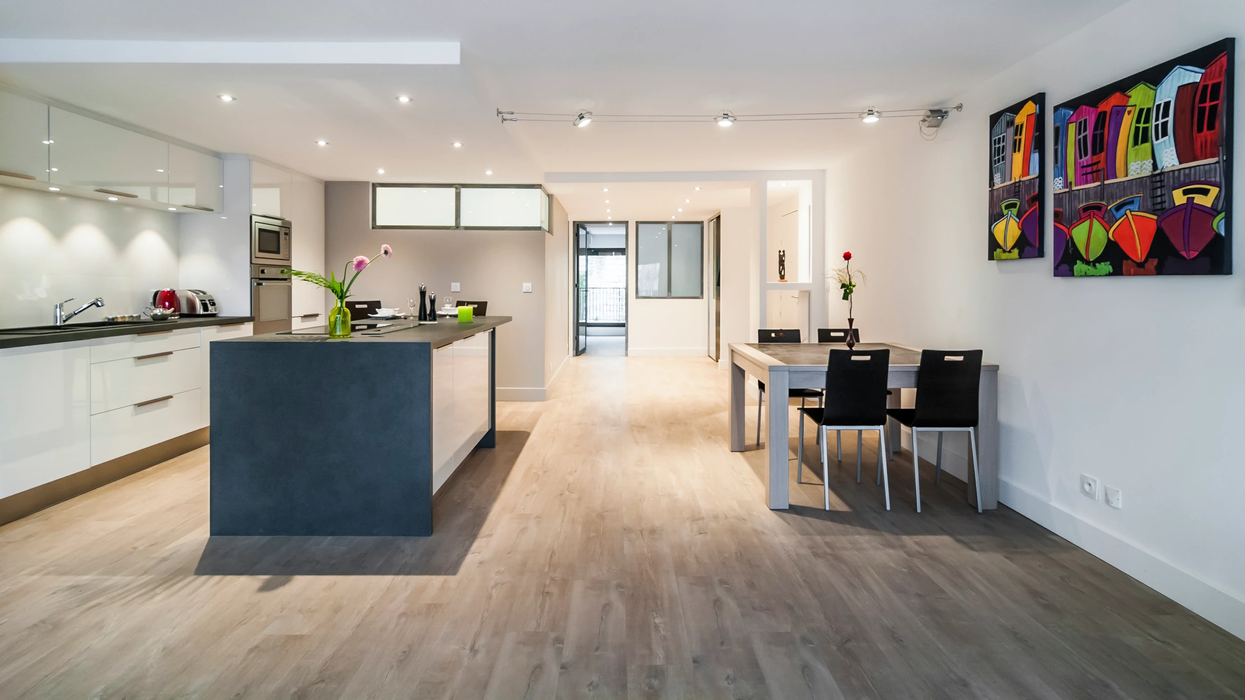 Cuisine ouverte et salle à manger aménagé par un architecte d'intérieur style contemporain - Décoration intérieure