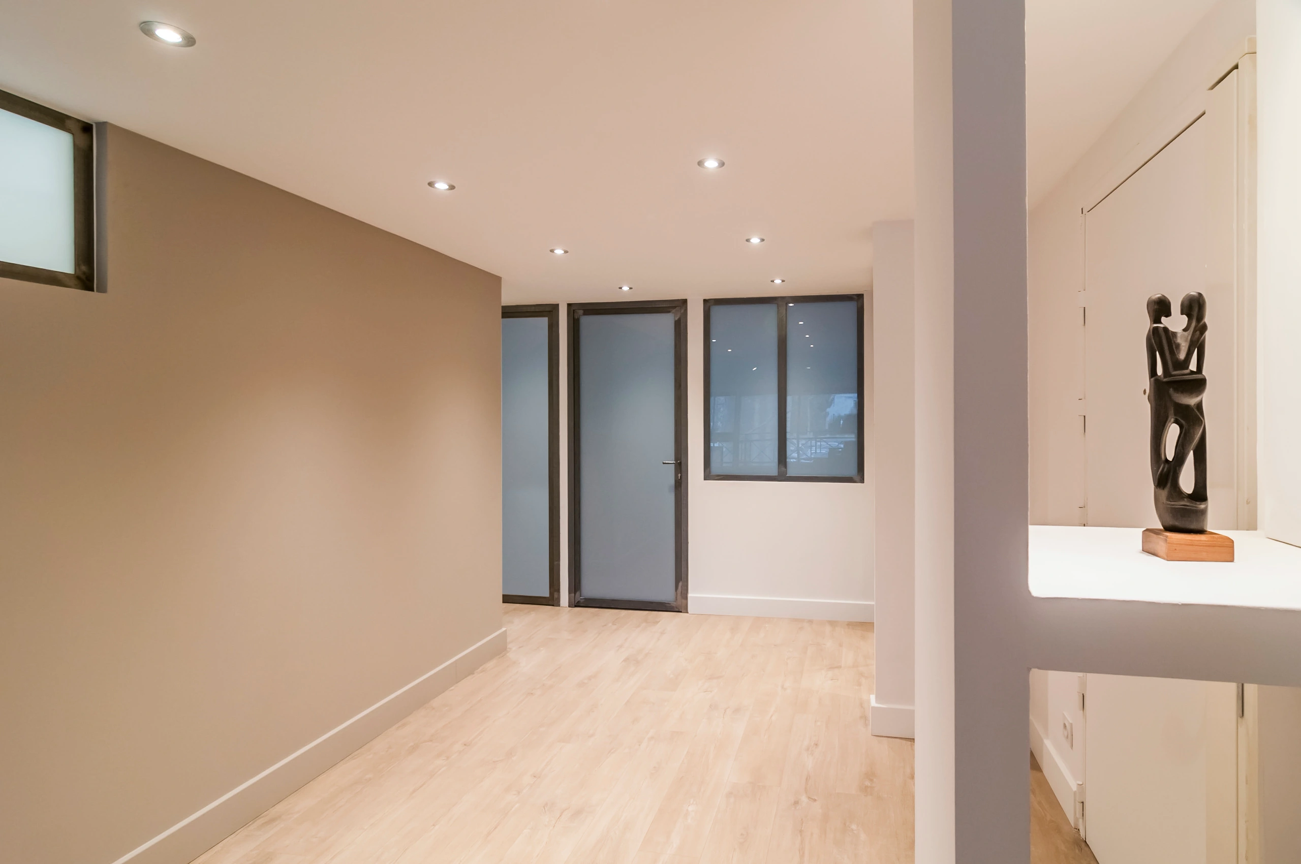 Couloir aménagé par un architecte d'intérieur style contemporain