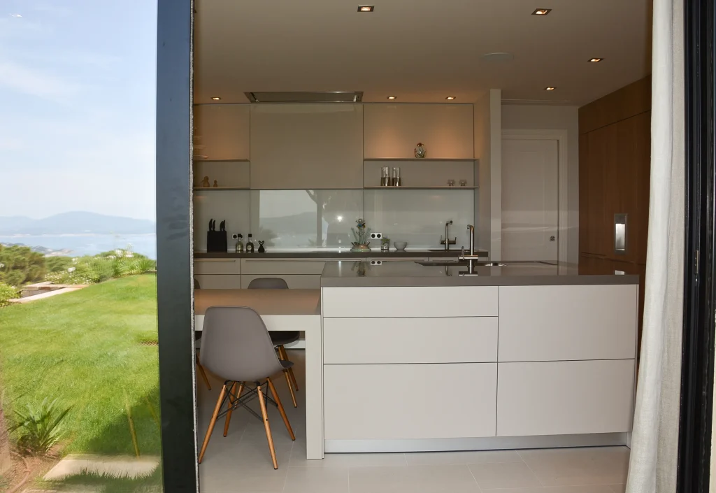 cuisine moderne avec ilot au style épuré aménagé par un architecte d'intérieur