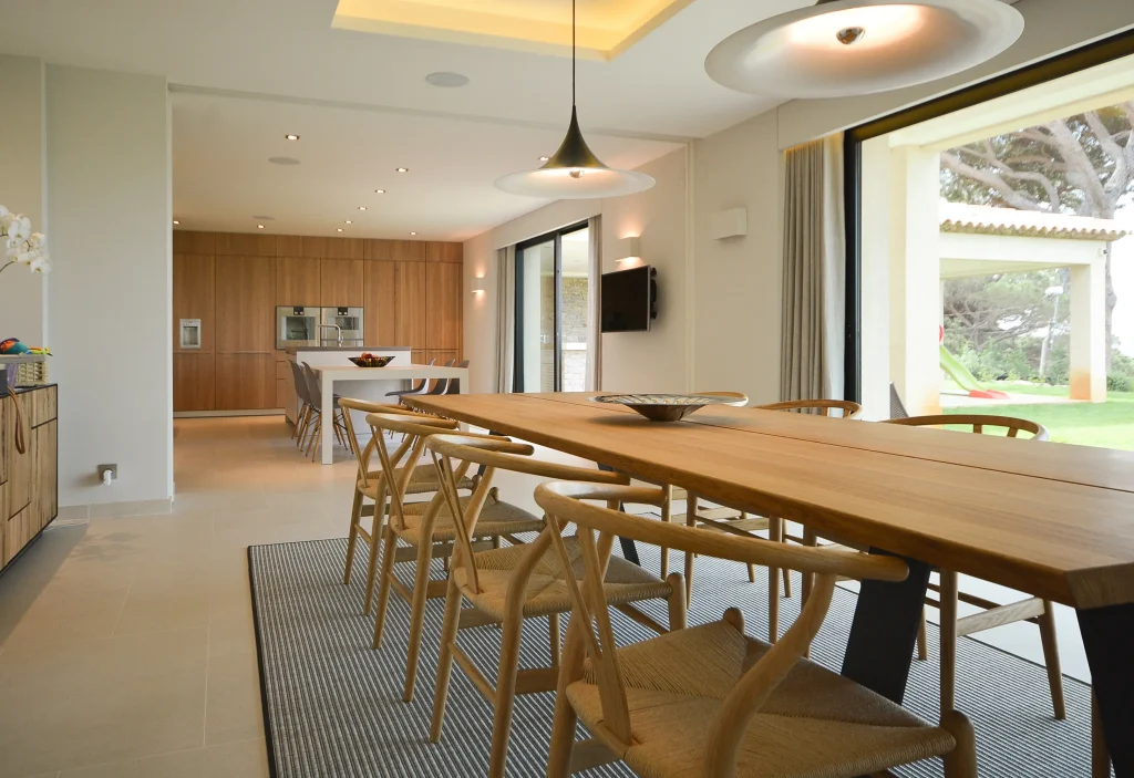 Salle à manger et cuisine moderne au style épuré aménagé par un architecte d'intérieur