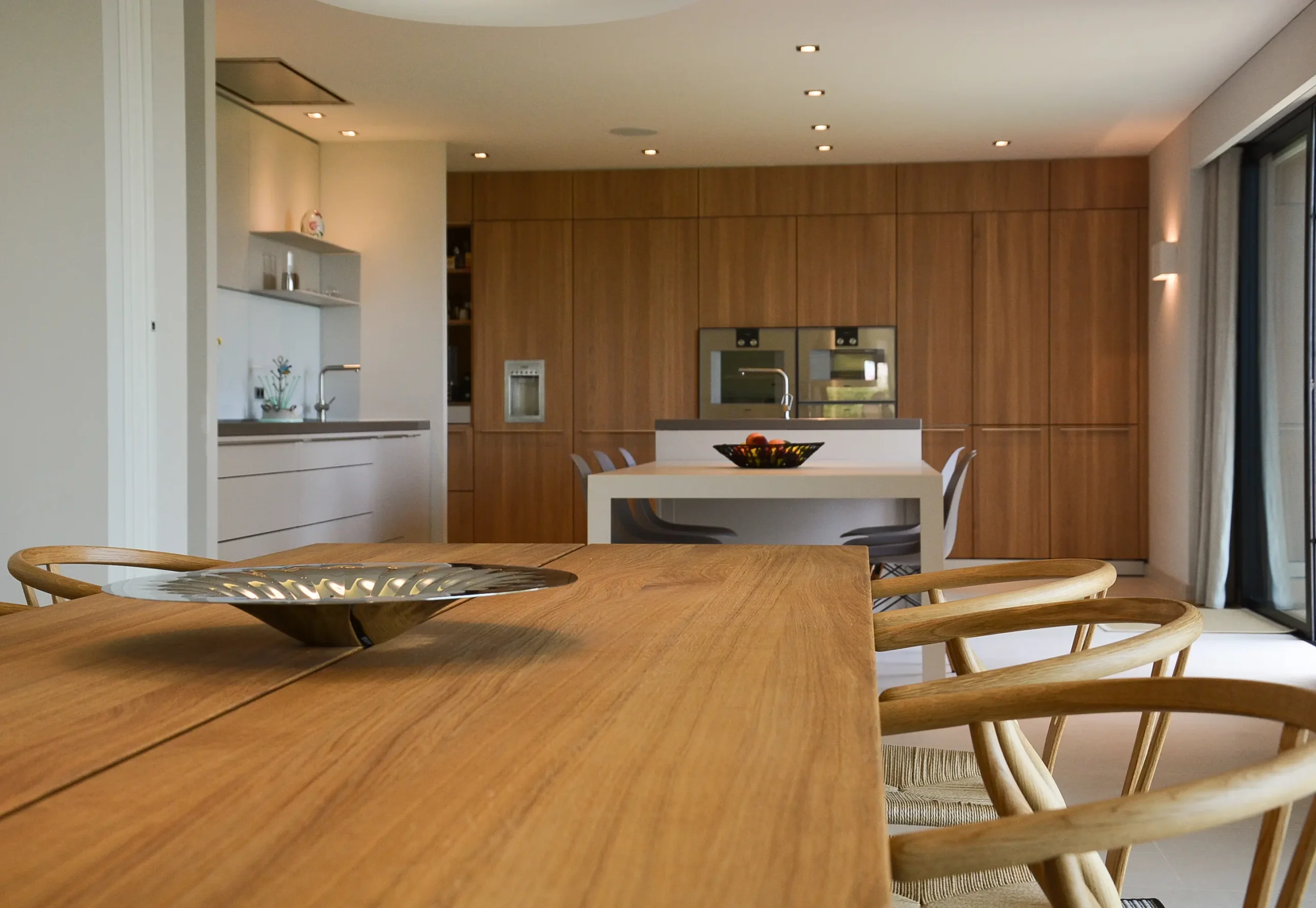 Salle à manger et cuisine moderne au style épuré aménagé par un architecte d'intérieur