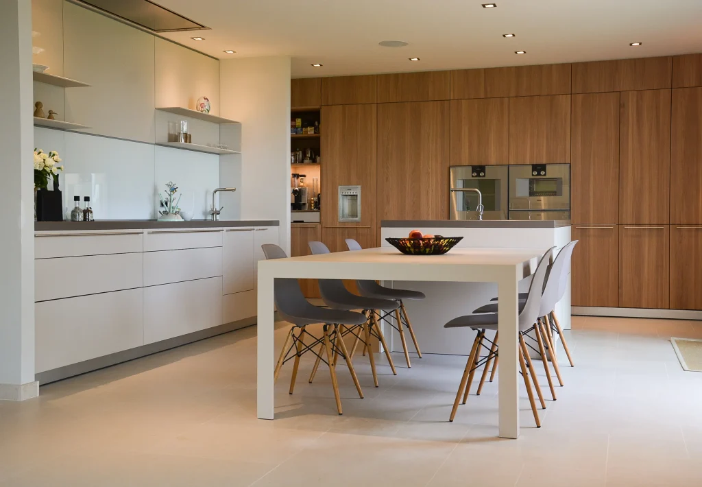 Salle à manger et cuisine moderne au style épuré aménagé par un architecte d'intérieur