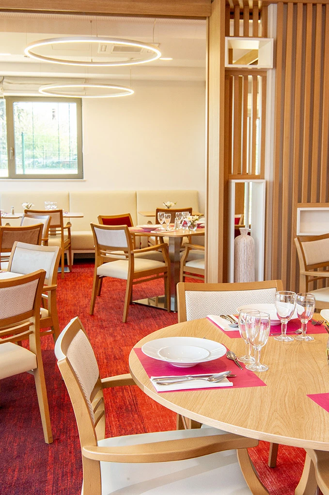 Agencement tables restaurant emera trefle anderlecht