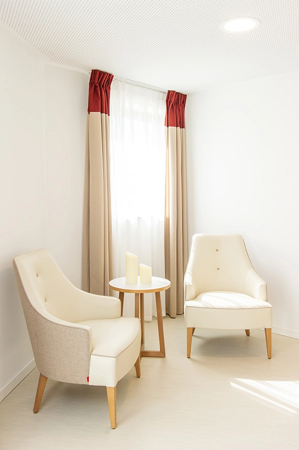 Aménagement d’un espace de repos épuré avec fauteuils confortables. Architecte décoration intérieure, design d’intérieur Marseille.
