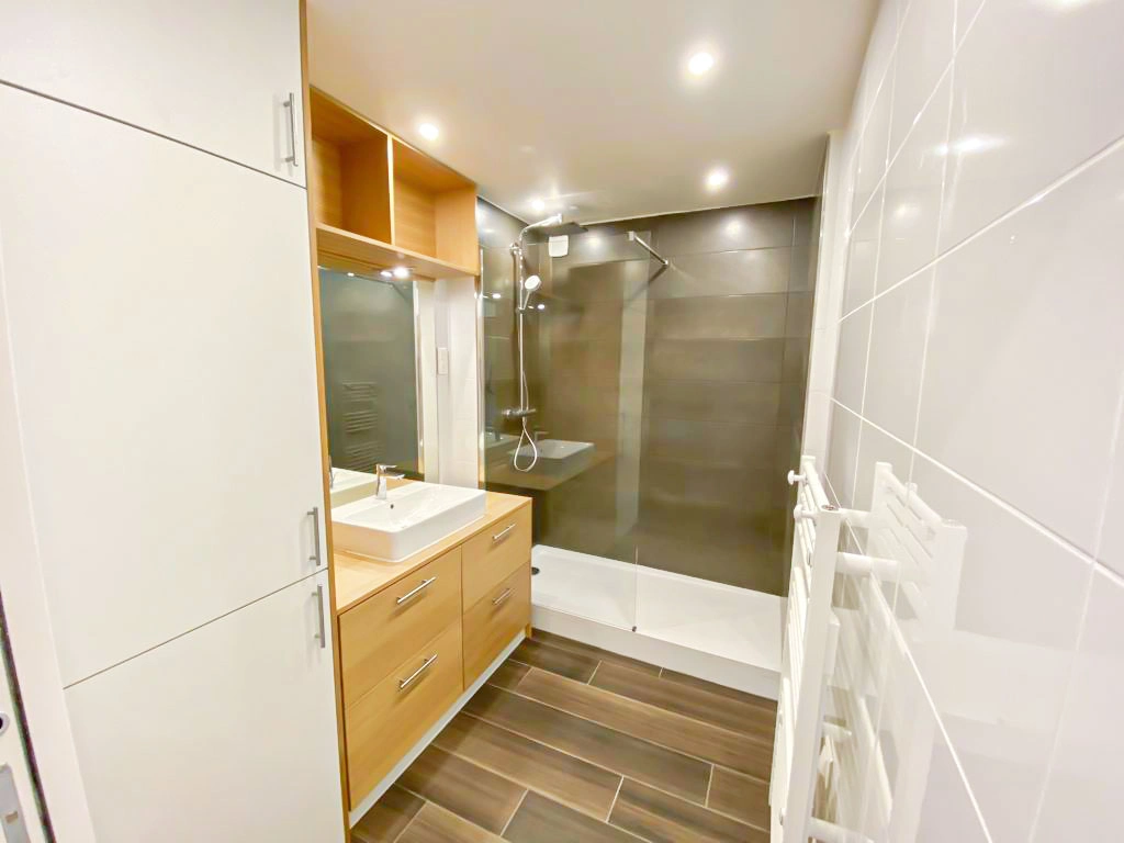 Réhabilitation de la salle de bain d'un appartement haussmannien à neuf par un architecte d'intérieur