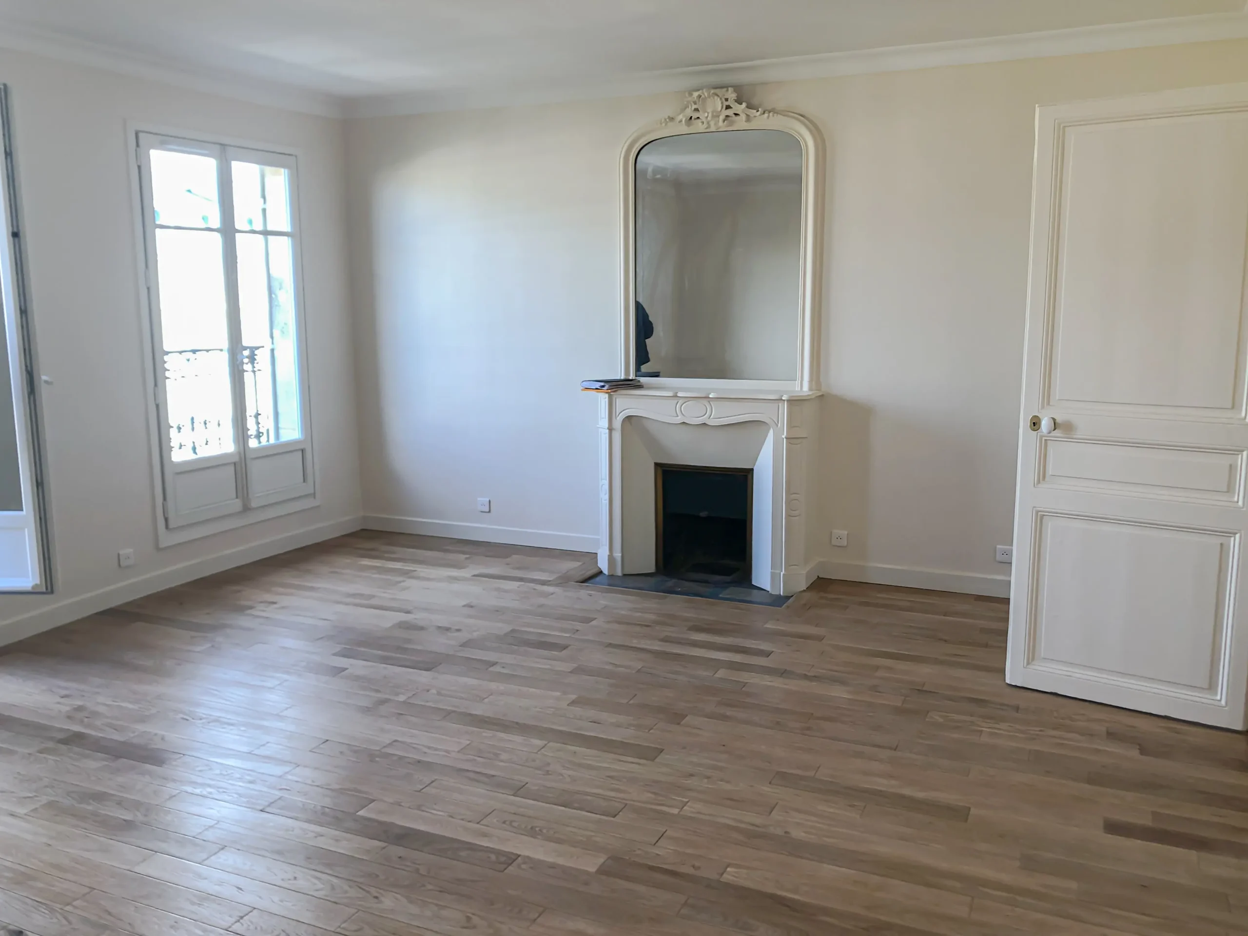 Salon d'un appartement haussmannien avant travaux par un architecte d'intérieur