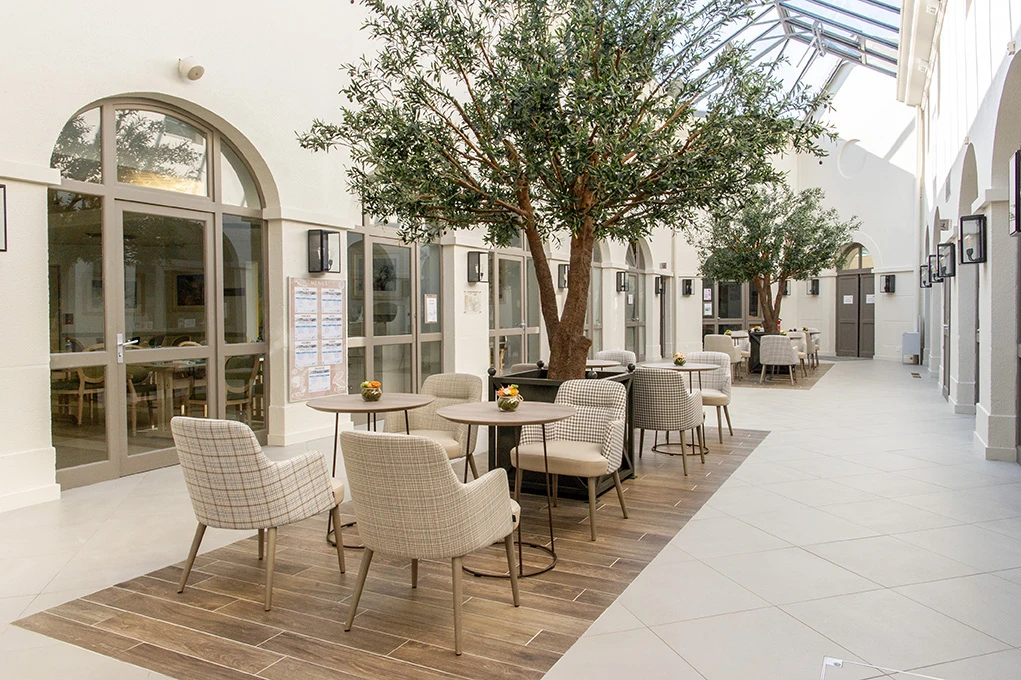 Aménagement par un architecte d'intérieur d'un espace restauration avec verrière et lumière naturelle