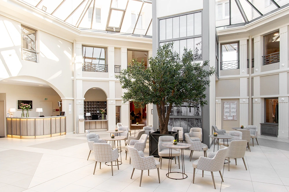 Aménagement par un architecte d'intérieur d'un espace restauration avec verrière et lumière naturelle