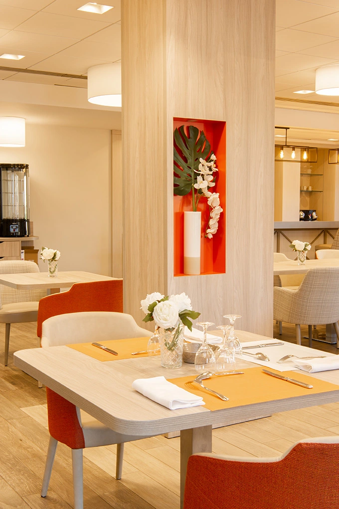 vue salle de restaurant réaménagé par un architecte d'intérieur