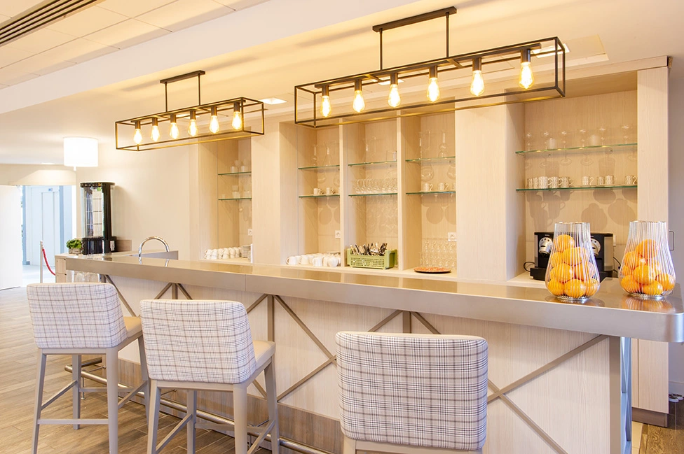 vue salle de restaurant réaménagé par un architecte d'intérieur
