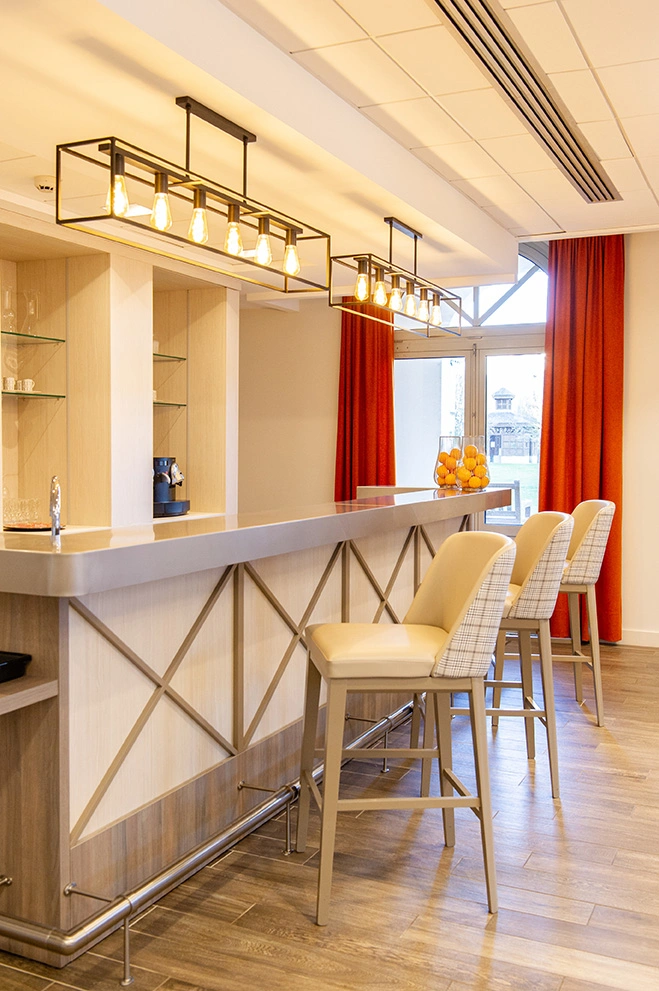 vue salle de restaurant réaménagé par un architecte d'intérieur