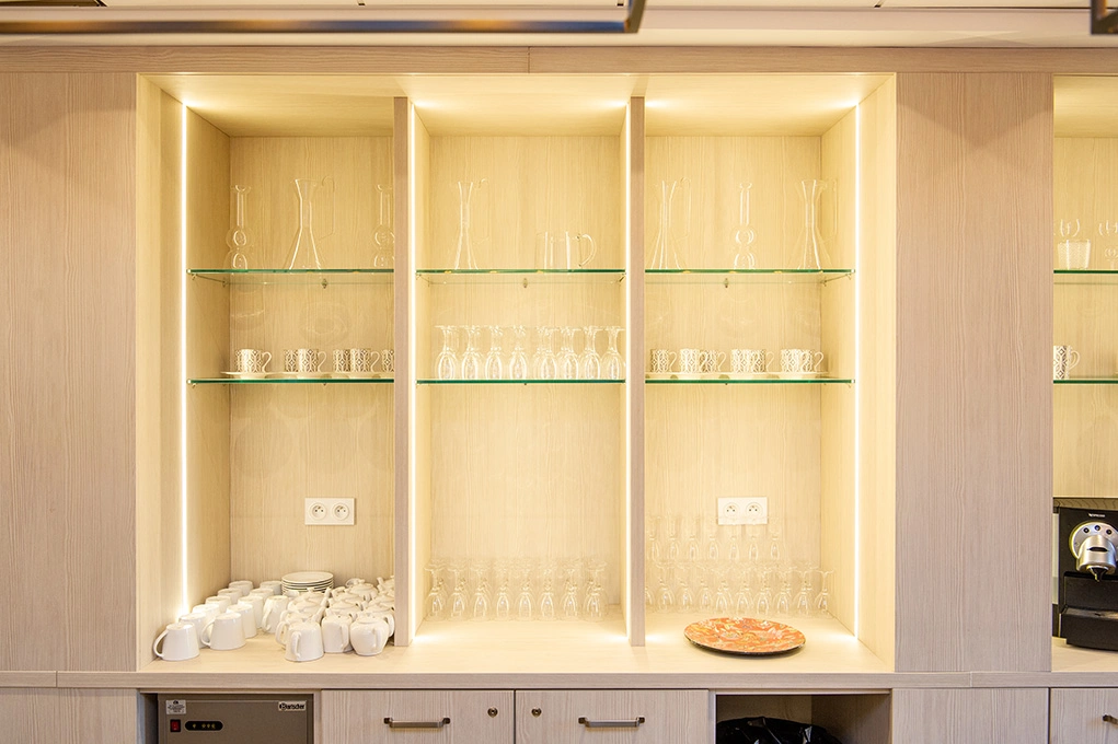 Détail rangements verrerie d'un bar moderne par un architecte d'intérieur