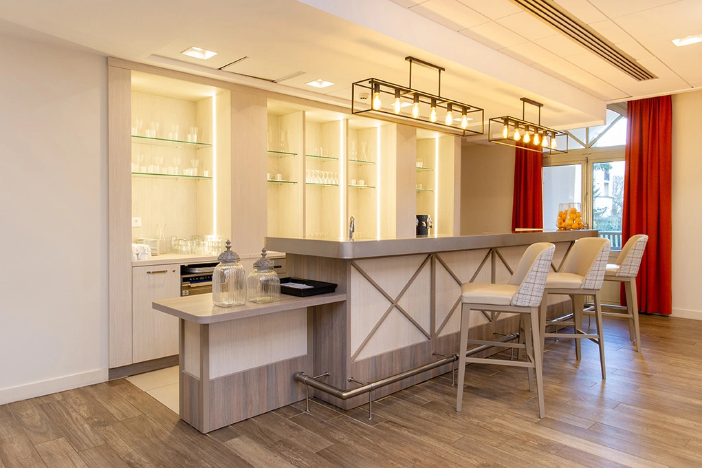 Aménagement par un architecte d'intérieur d'un bar moderne