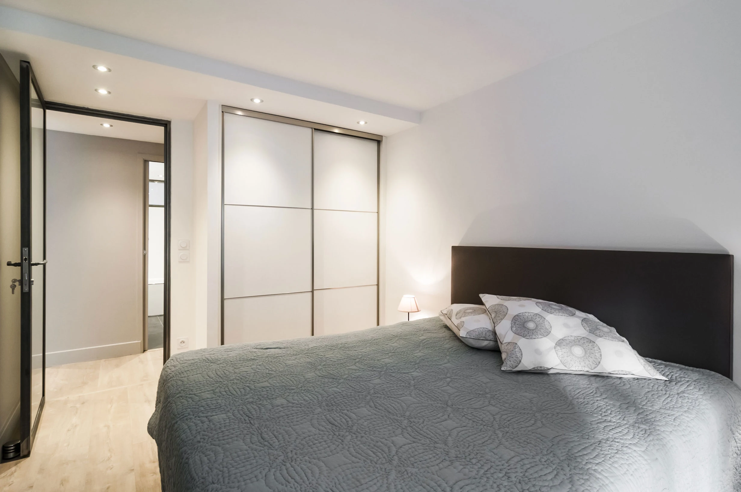 Chambre aménagé par un architecte d'intérieur style contemporain