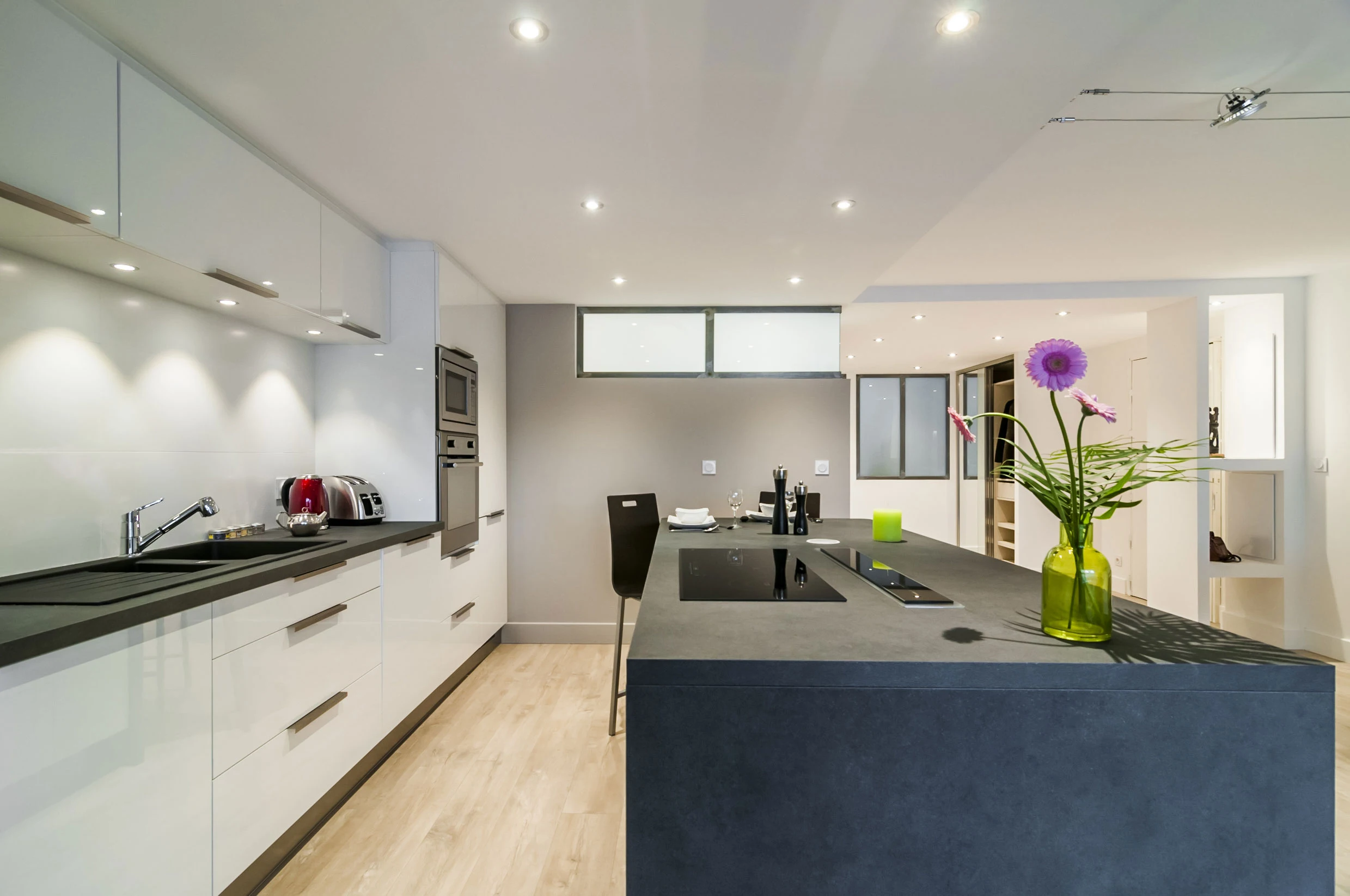 Cuisine ouverte aménagé par un architecte d'intérieur style contemporain