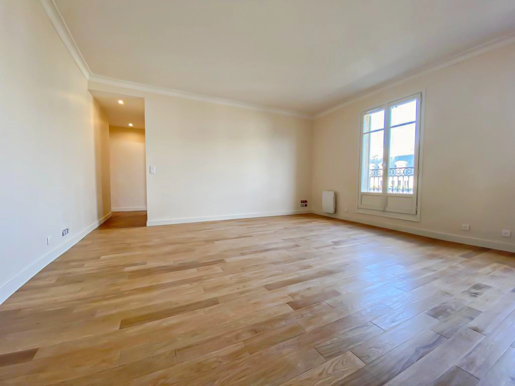 Salon d'un appartement haussmannien avant travaux