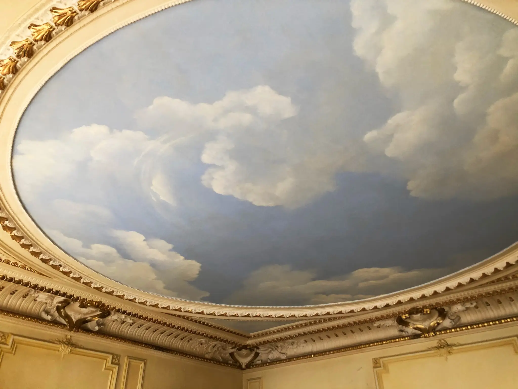 Plafond peinture ciel et détail moulure dans appartement haussmannien ancien réhabilitation