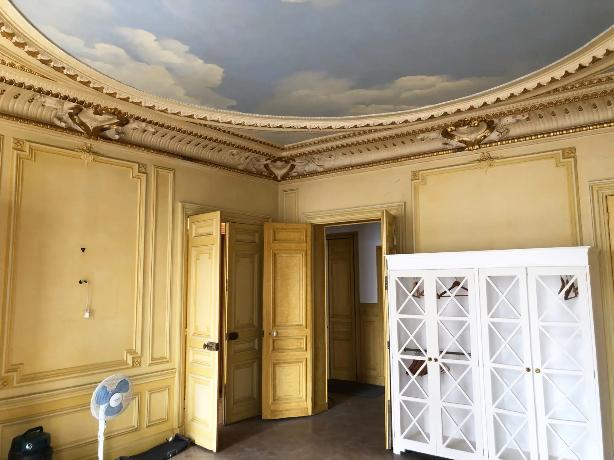 appartement haussmannien ancien avant réhabilitation avec plafond ciel et moulures