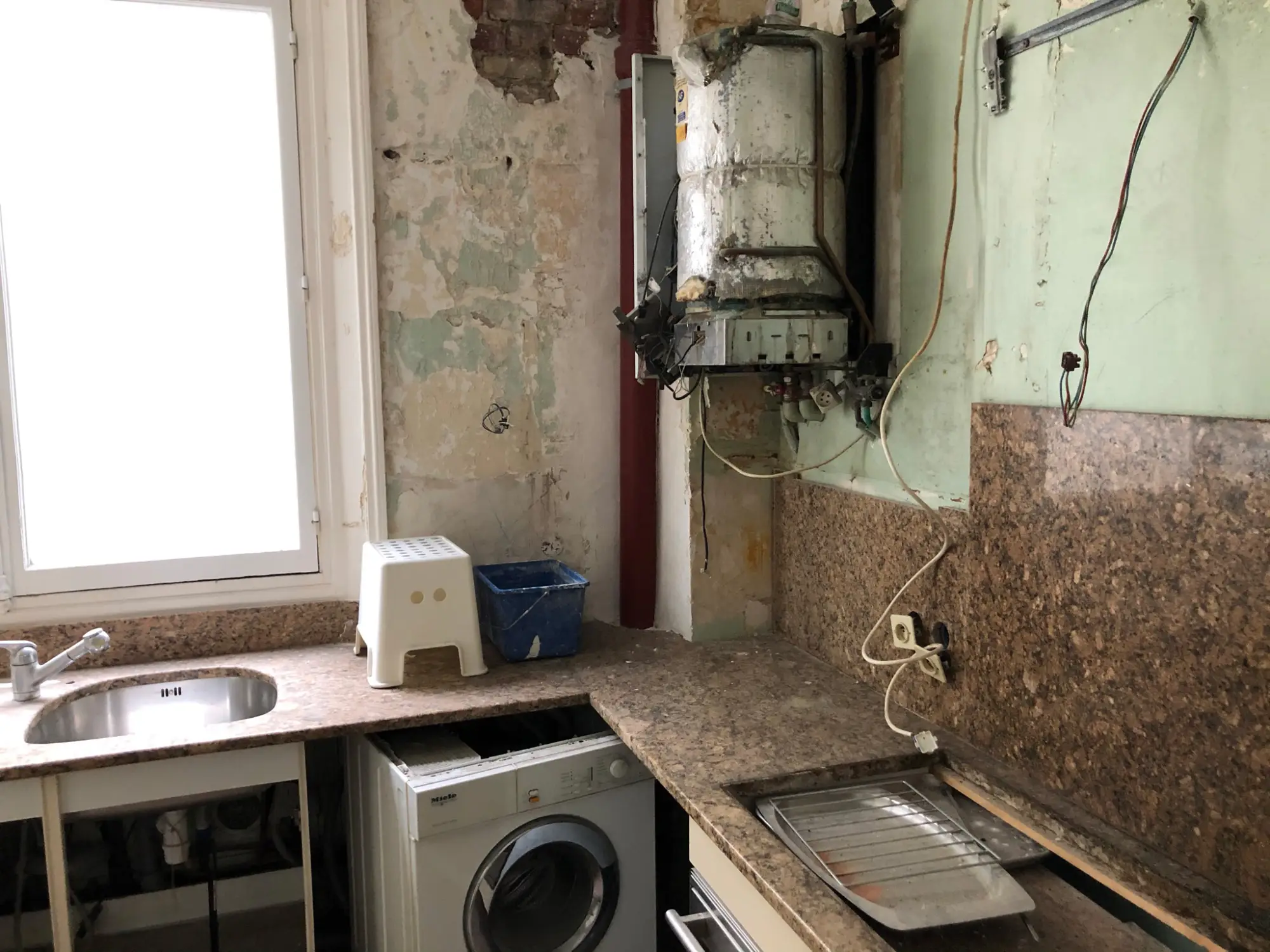 Cuisine délabré appartement haussmannien ancien avant réhabilitation