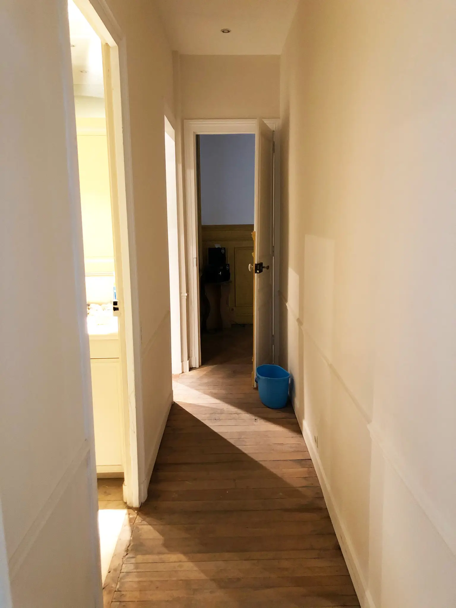 Couloir appartement haussmannien ancien avant réhabilitation