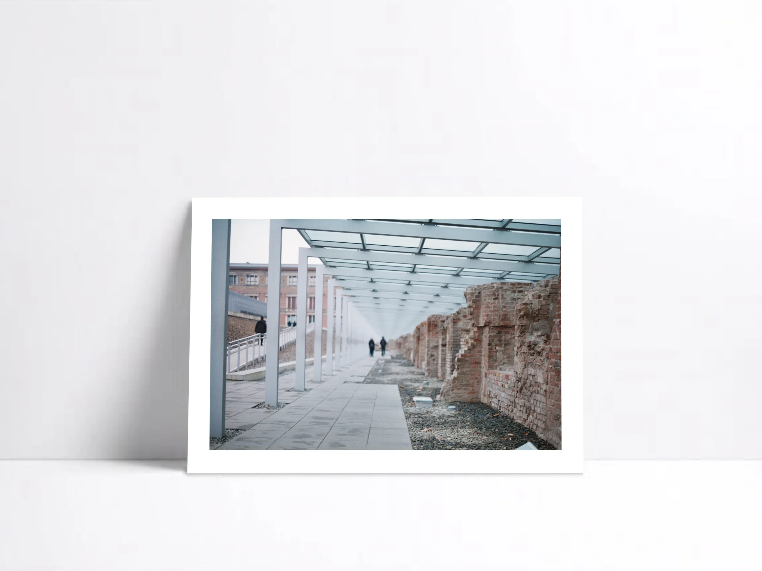 Photographie architecturale encadrée d’un escalier design dans un intérieur brut. Photographe immobilier Marseille – design d’intérieur.