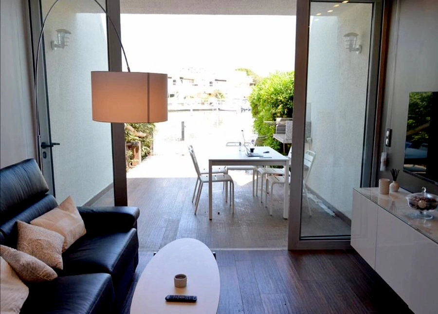 Image d'un appartement rénové face à la mer. Optimisation de l'espace. Architecte décoration d'intérieur - Agencement petits espace
