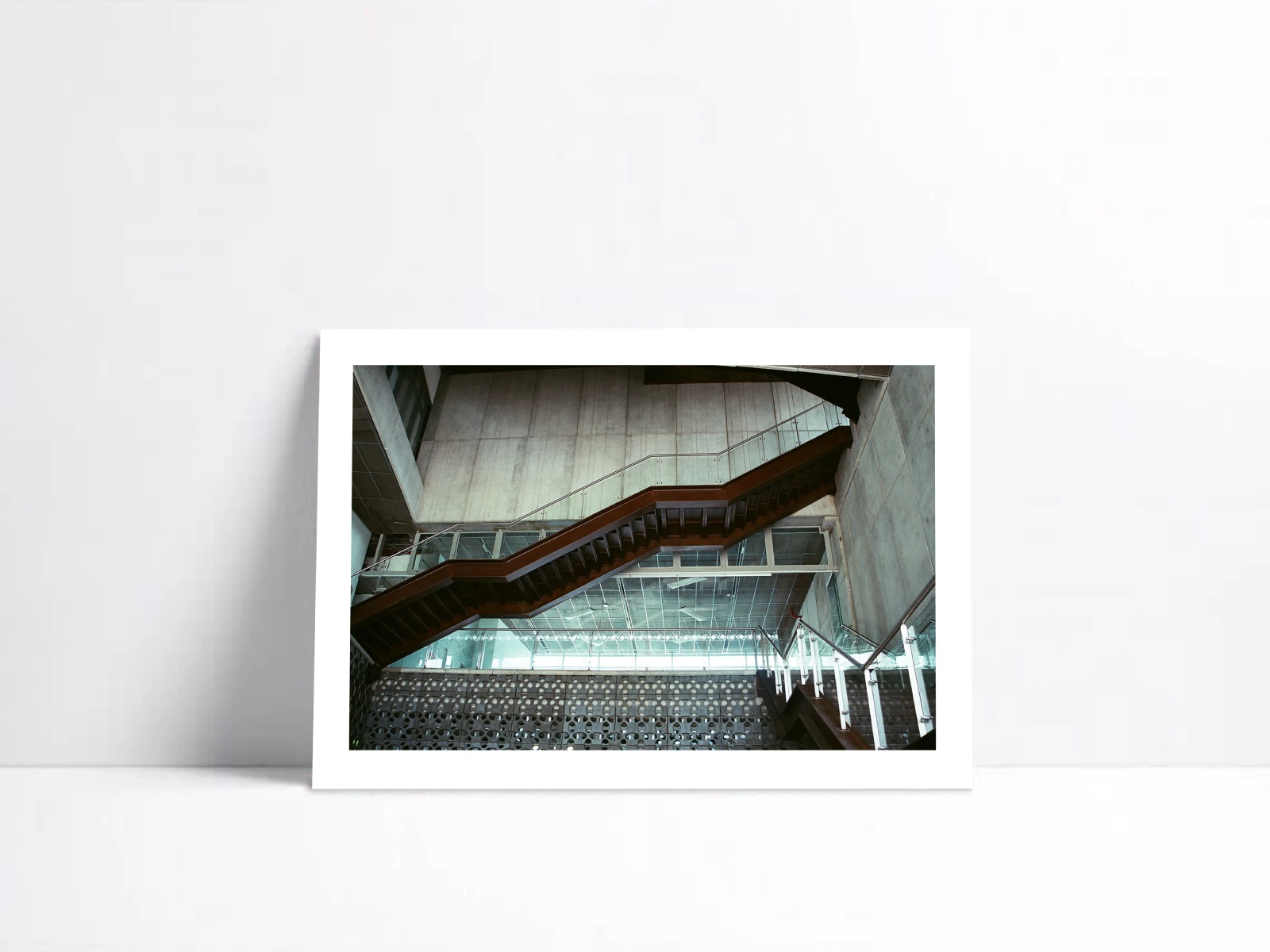 Photographie architecturale encadrée d’un escalier design dans un intérieur brut. Photographe immobilier Marseille – design d’intérieur.