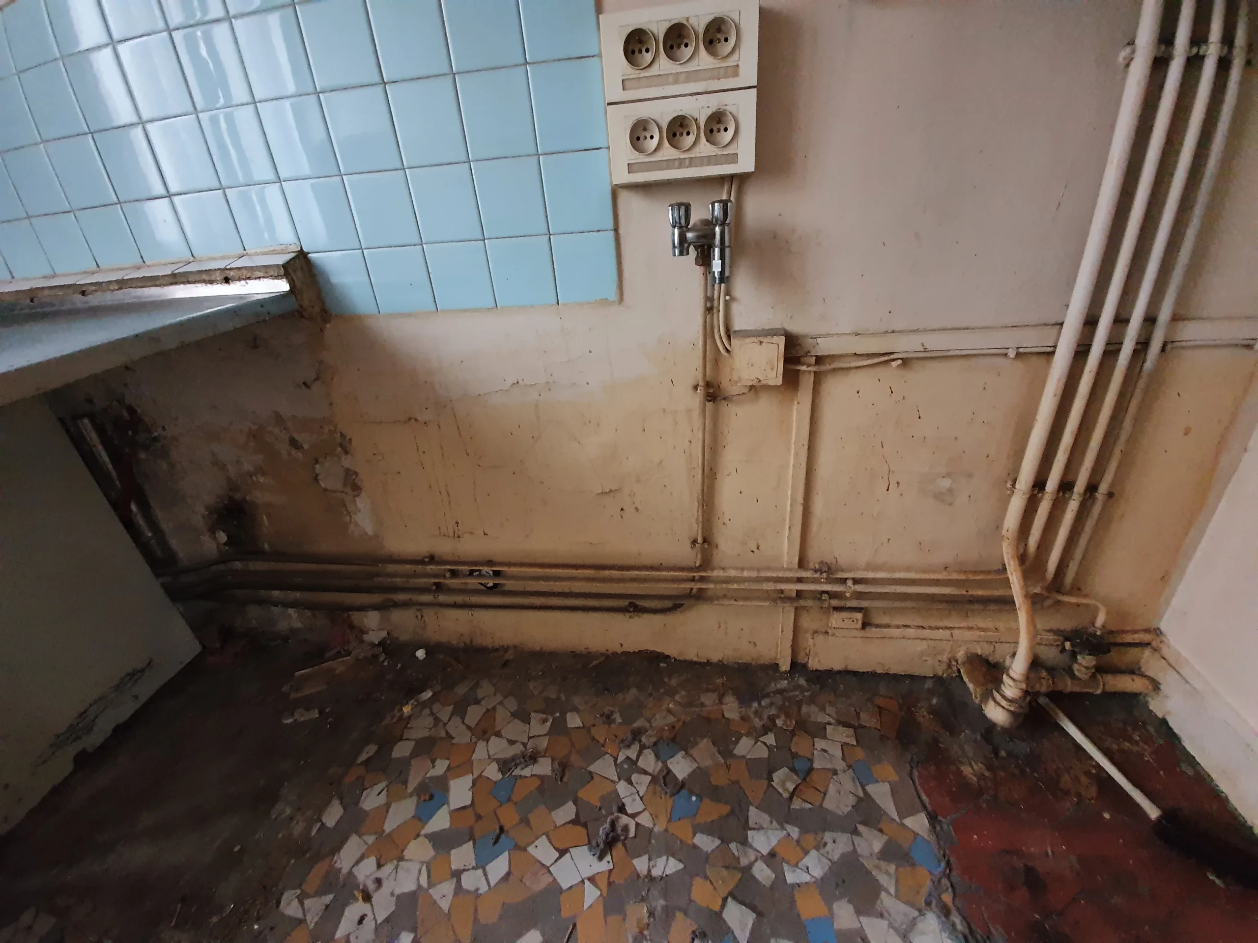 Cuisine vétuste dans un appartement haussmannien avant travaux
