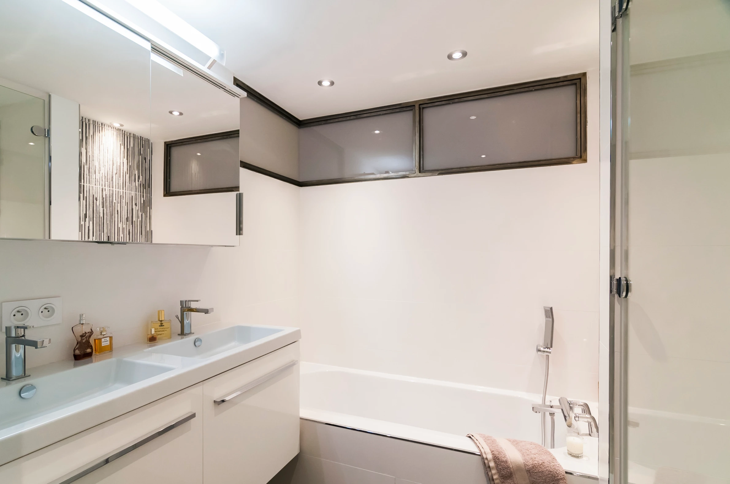 Salle de bain aménagé par un architecte d'intérieur style contemporain