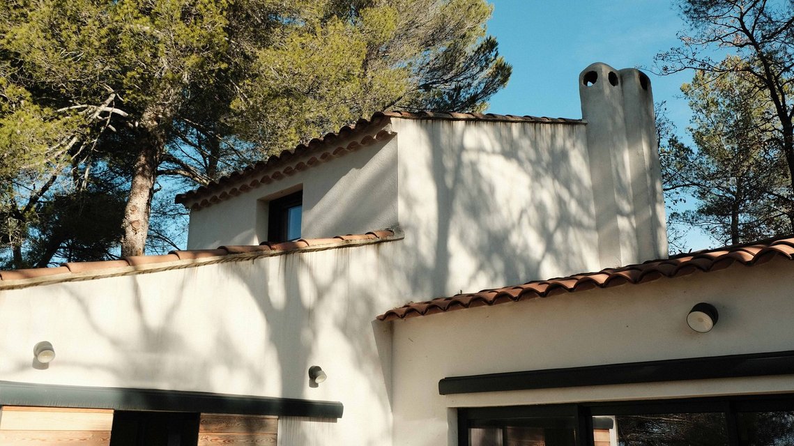 Maison rénovée en pleine nature avec toiture méditerranéenne