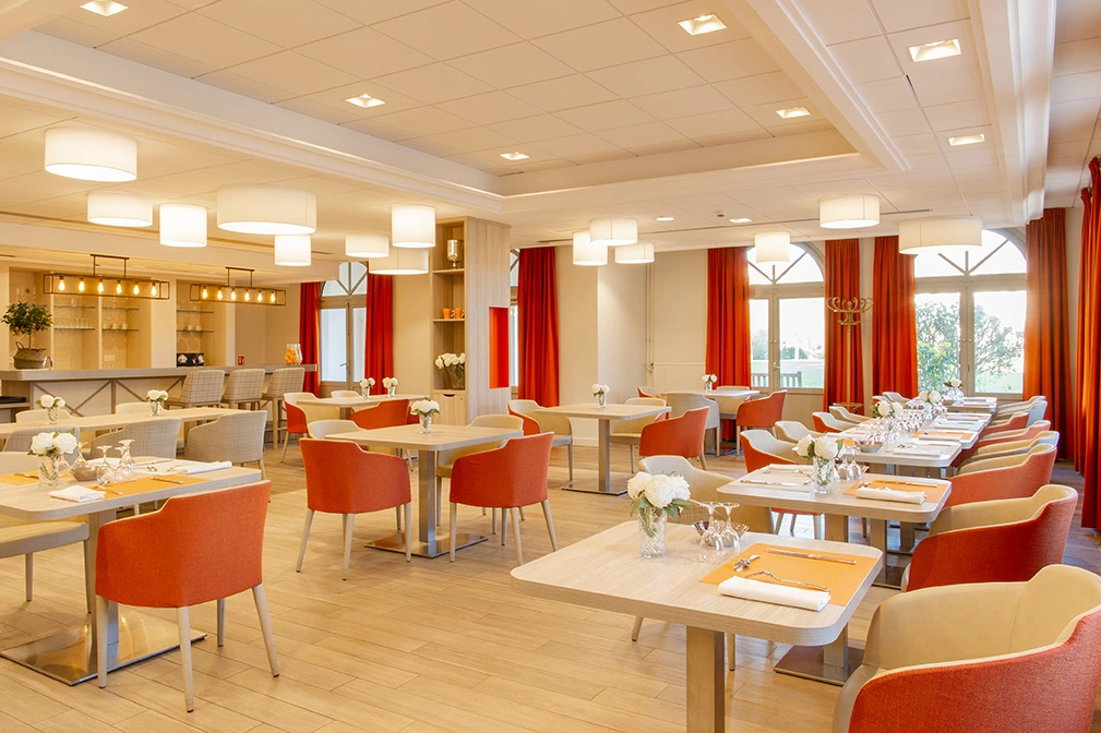 vue salle de restaurant réaménagé par un architecte d'intérieur