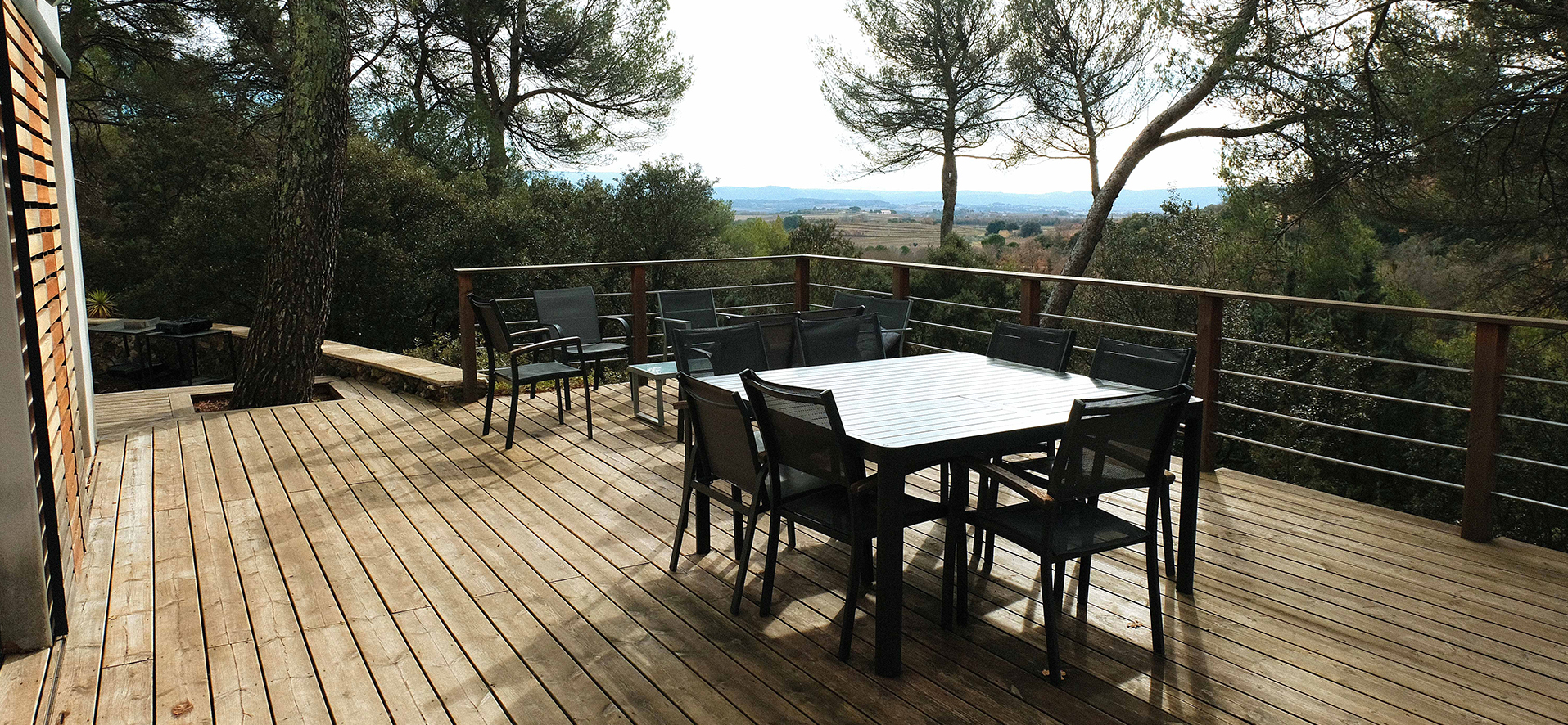Terrasse aménagée rénovée en pleine nature. 