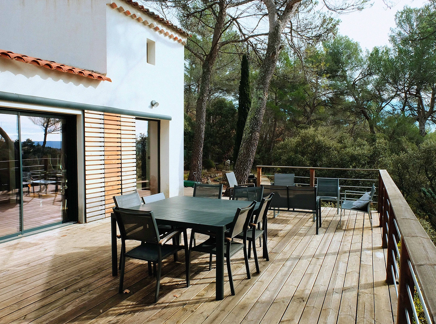 Terrasse aménagée rénovée en pleine nature. Architecte rénovation Marseille – architecture d’intérieur.